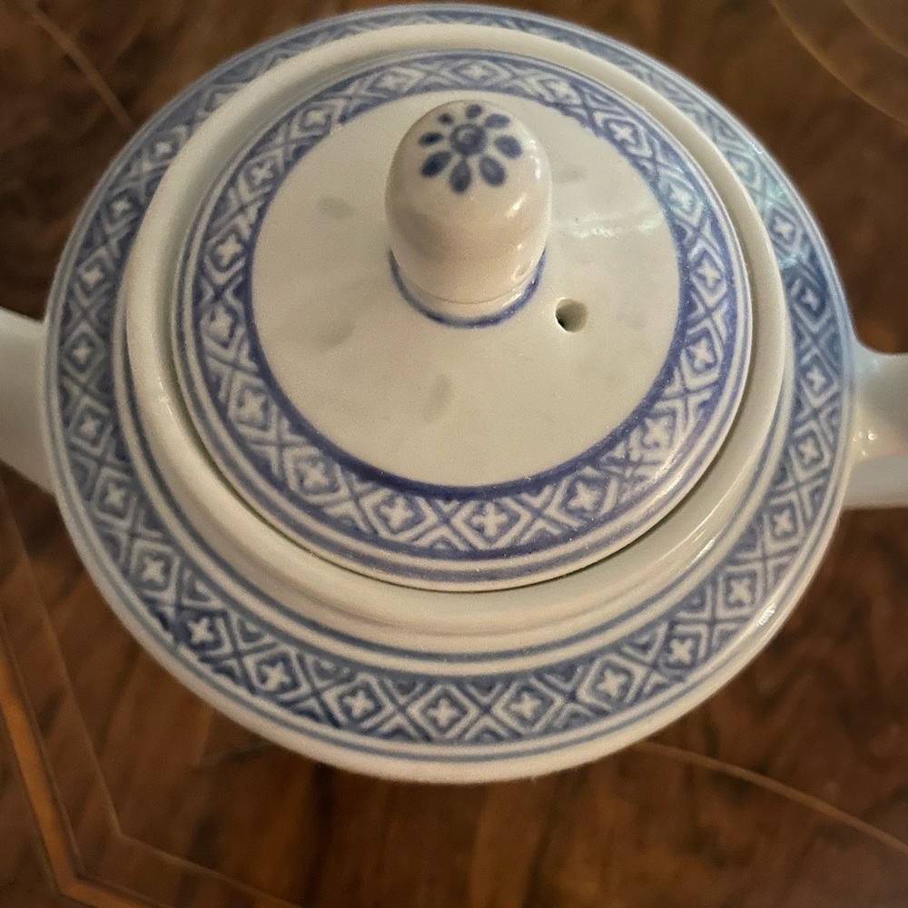 Jingdezhen Teapot with Rice Grain Pattern - Picture 8 of 9